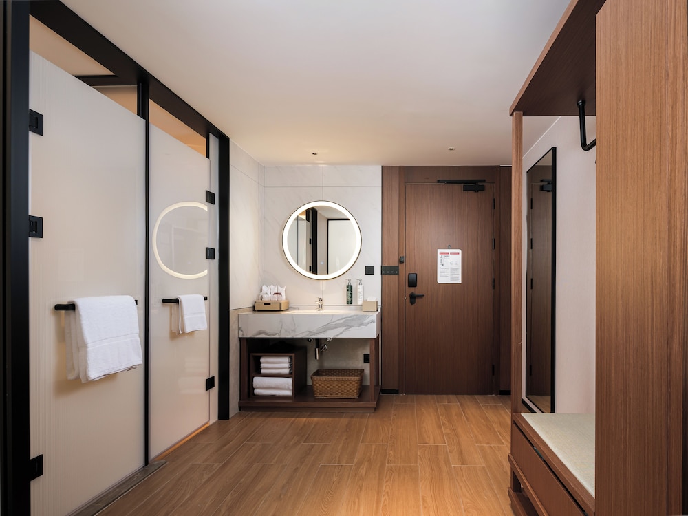 Deluxe Room, 1 King Bed with Sofa bed photo 3