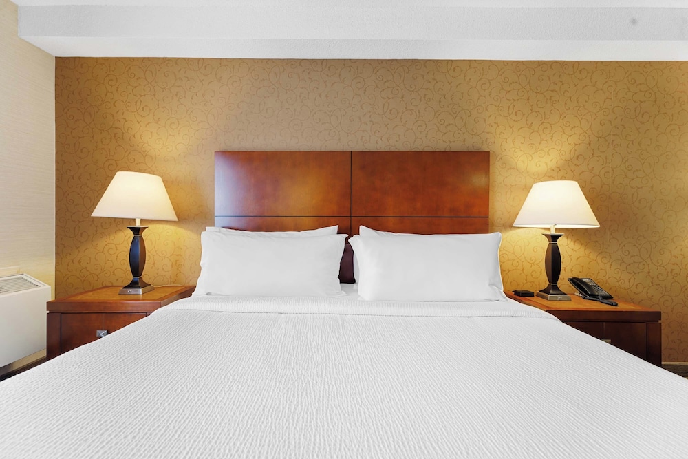 Standard Room, 1 King Bed, Non Smoking photo 3