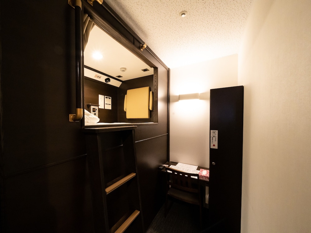 Deluxe Capsule Cabin, Men only