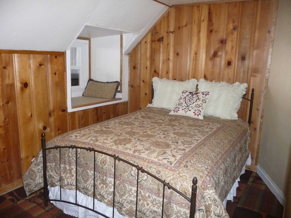 Standard Room, 1 Queen Bed, Private Bathroom (Aspen Room) photo 1