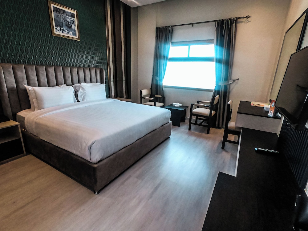 Deluxe Room, 1 King Bed - Photo 1