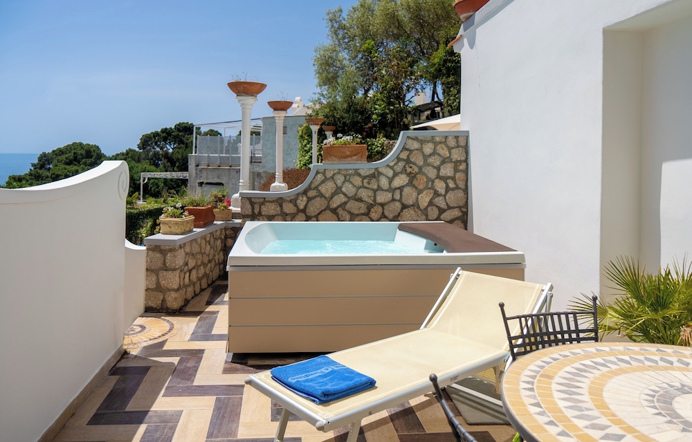 Deluxe Double or Twin Room, Partial Sea View