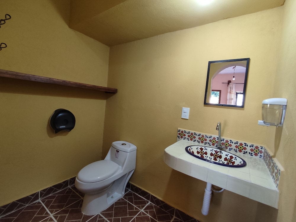 Economy Room, Multiple Beds, Ensuite photo 2