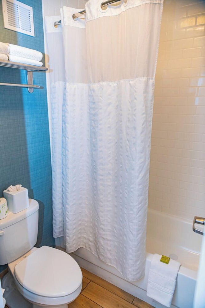 Room, 1 Queen Bed, Kitchenette (with Bathtub) - Photo 5