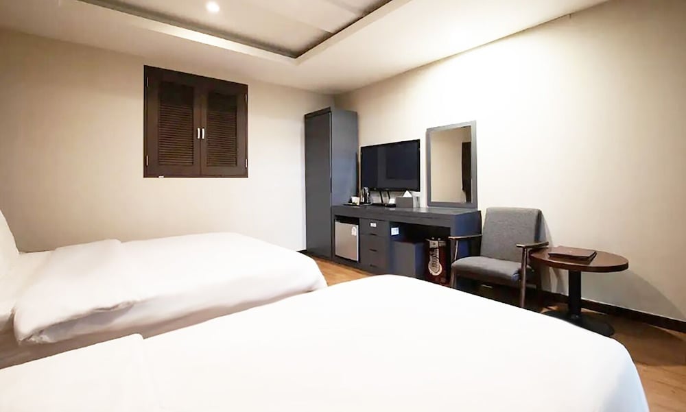 Premier Twin Room - Photo 6