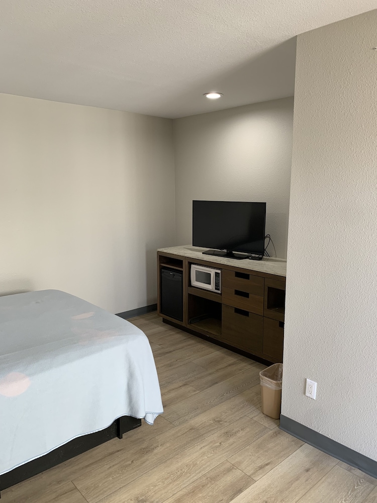 Standard Room, 1 Queen Bed - Photo 8