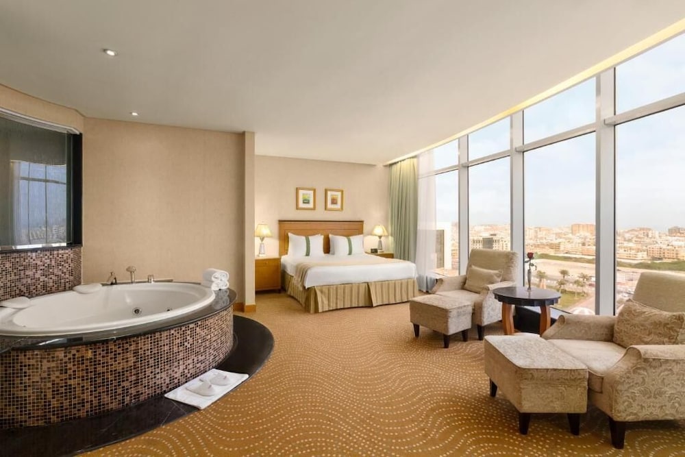 Executive Suite Panoramic Jacuzzi - Photo 1