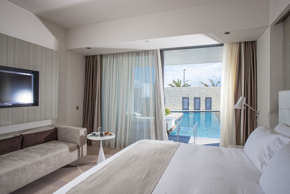 Pool Signature Suite - Photo 1