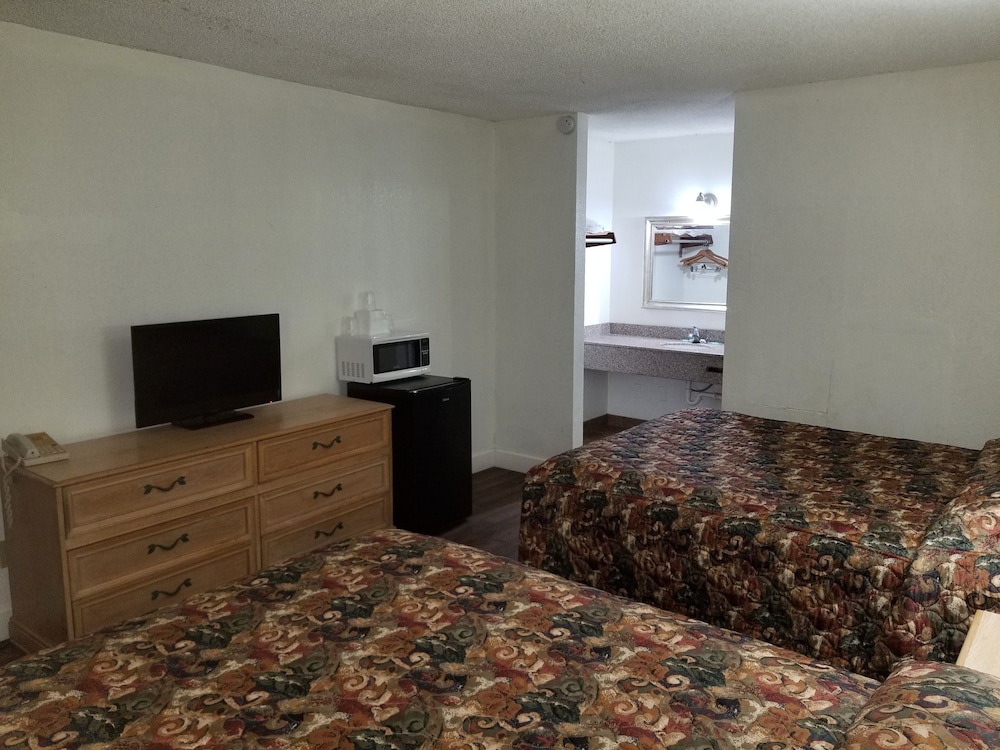 Standard Room, 2 Queen Beds, Smoking photo 1