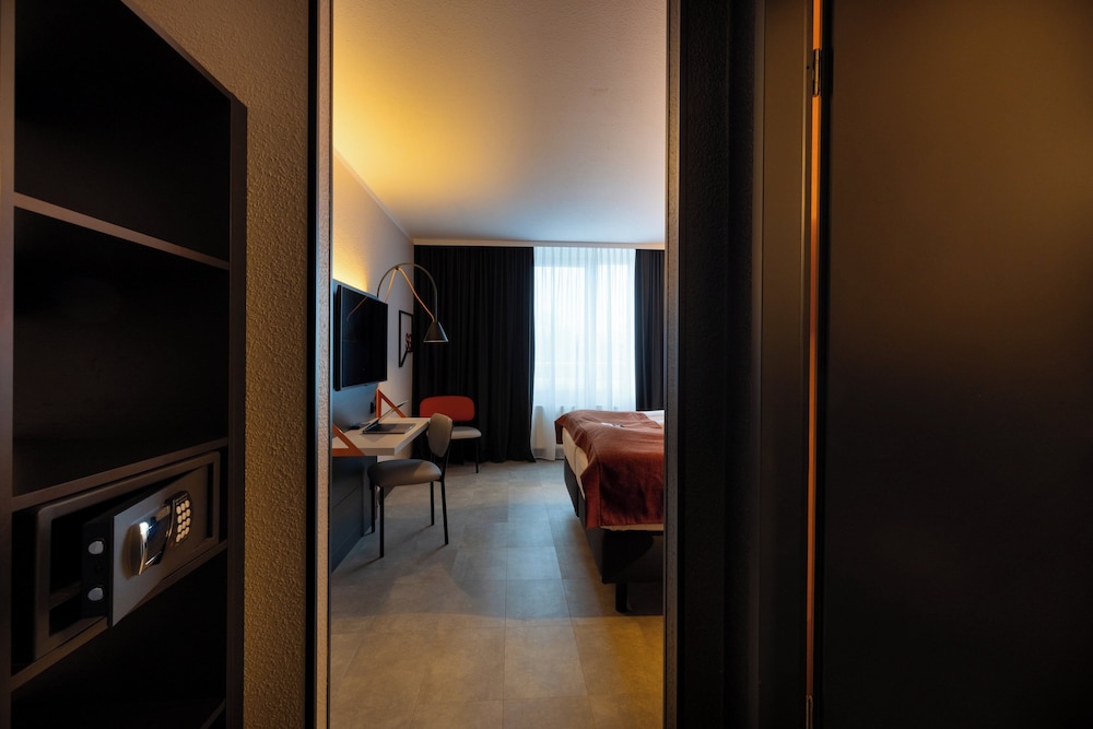Premium Room, 1 Queen Bed - Photo 4