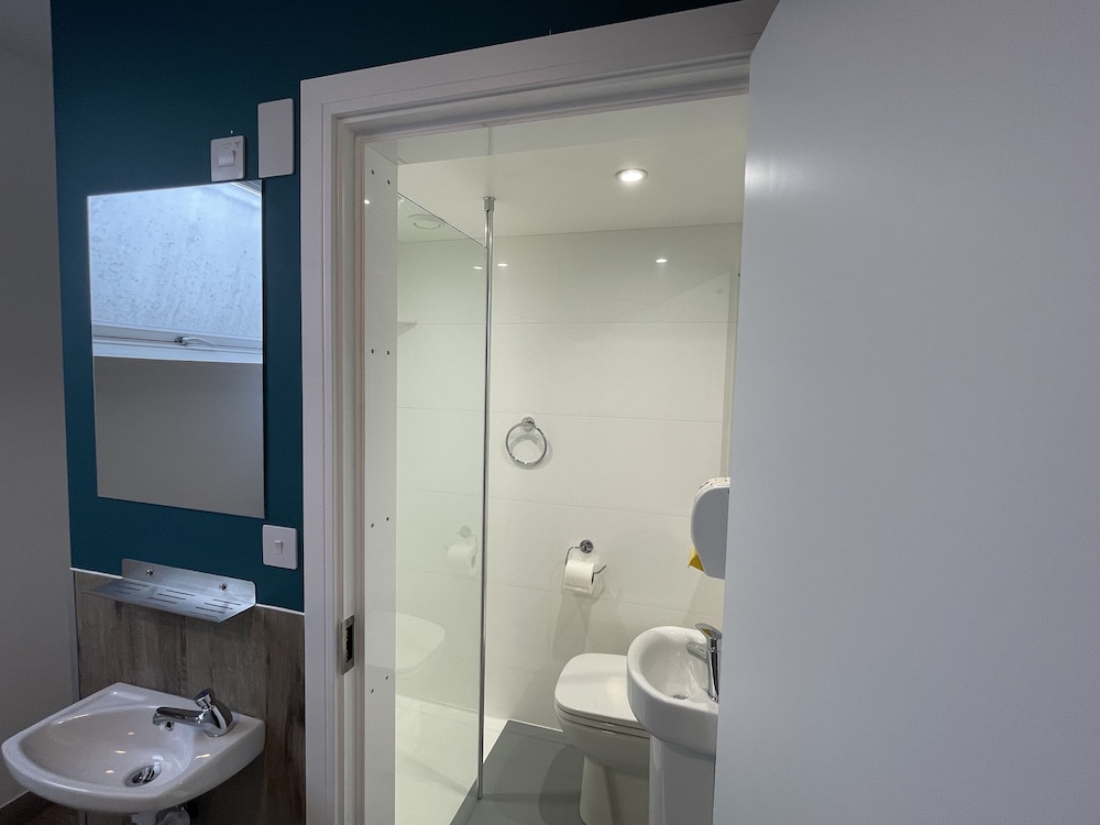 1 Bed in 9 Bed Female Dormitory, Ensuite photo 2