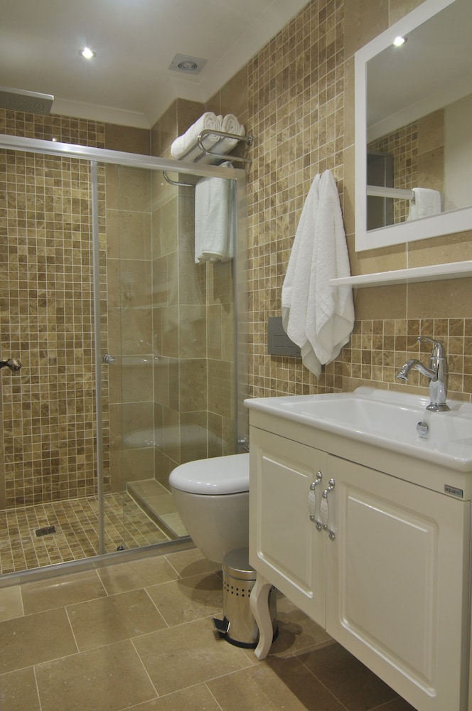 Exclusive Suite, 1 Queen Bed, Non Smoking, Partial Sea View photo 3