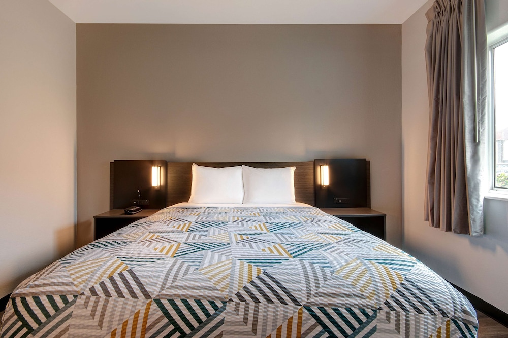 Deluxe Room, 1 Queen Bed, Accessible, Non Smoking photo 2