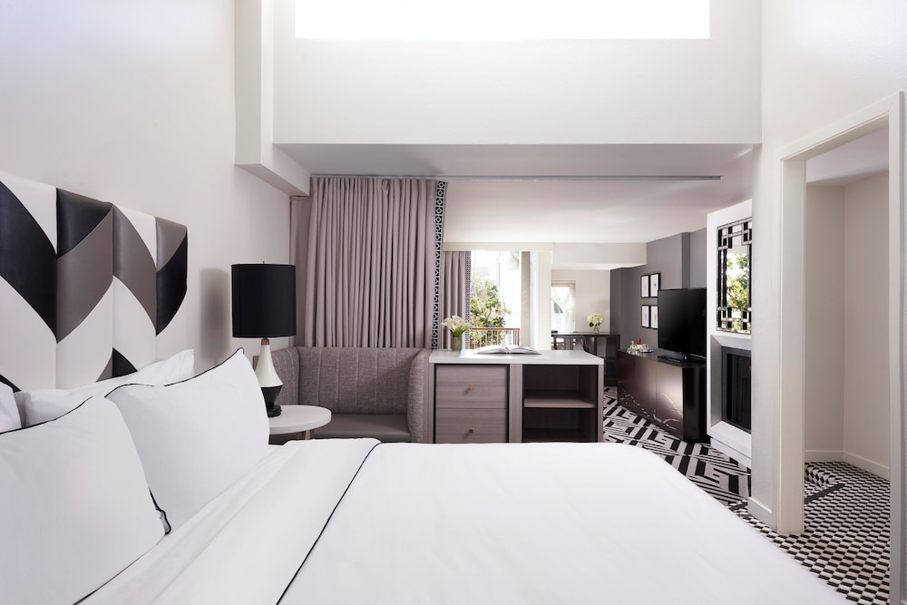 Signature Suite, 1 King Bed, Balcony (Top Floor) thumbnail 6