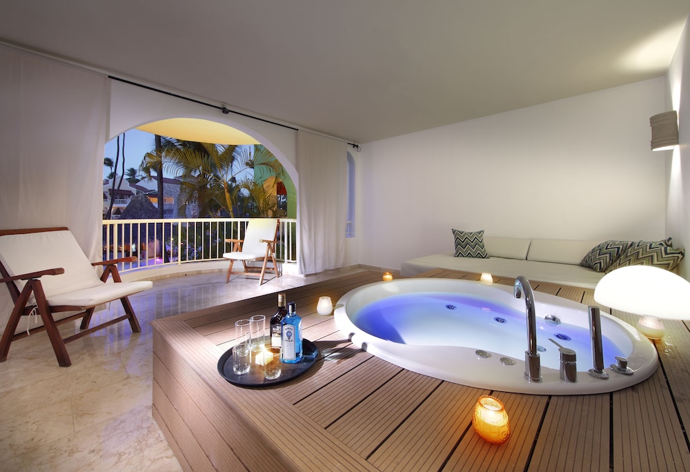 Jacuzzi Terrace Suite Beachside