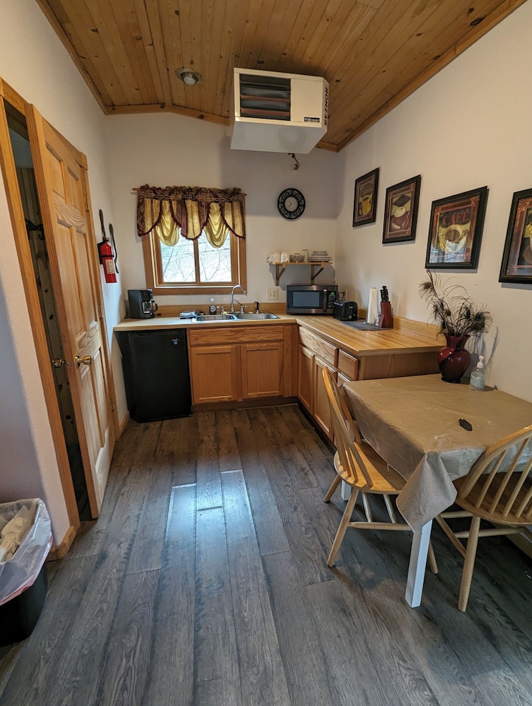 Deluxe Cabin, 1 Bedroom (Unit #9) photo 3