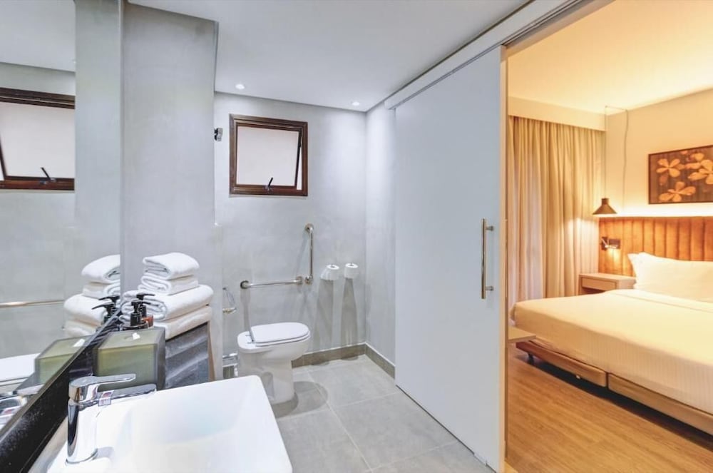 Deluxe Room, 1 Queen Bed, Mobility Accessible - Photo 7