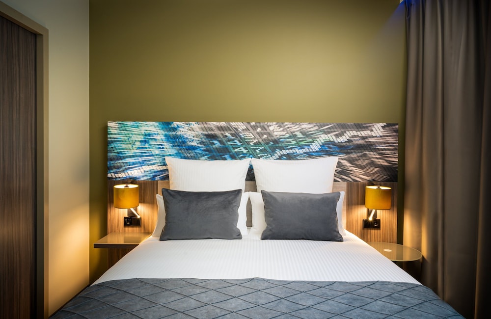 Executive Room thumbnail 5