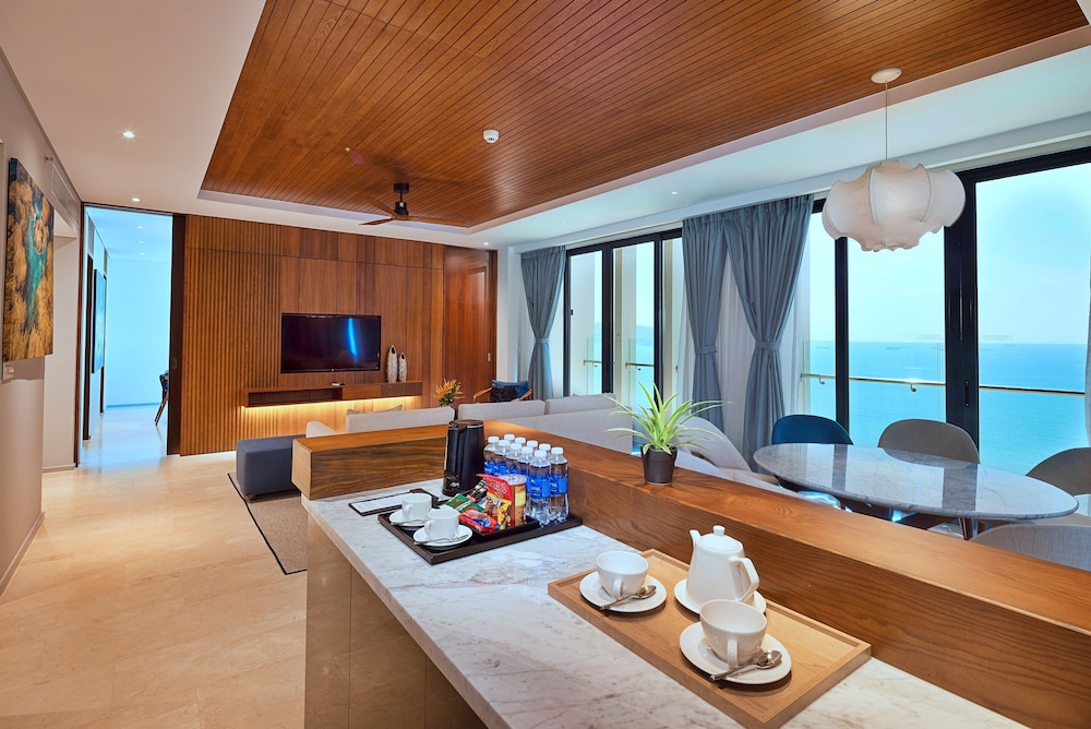 Executive Suite - Photo 2