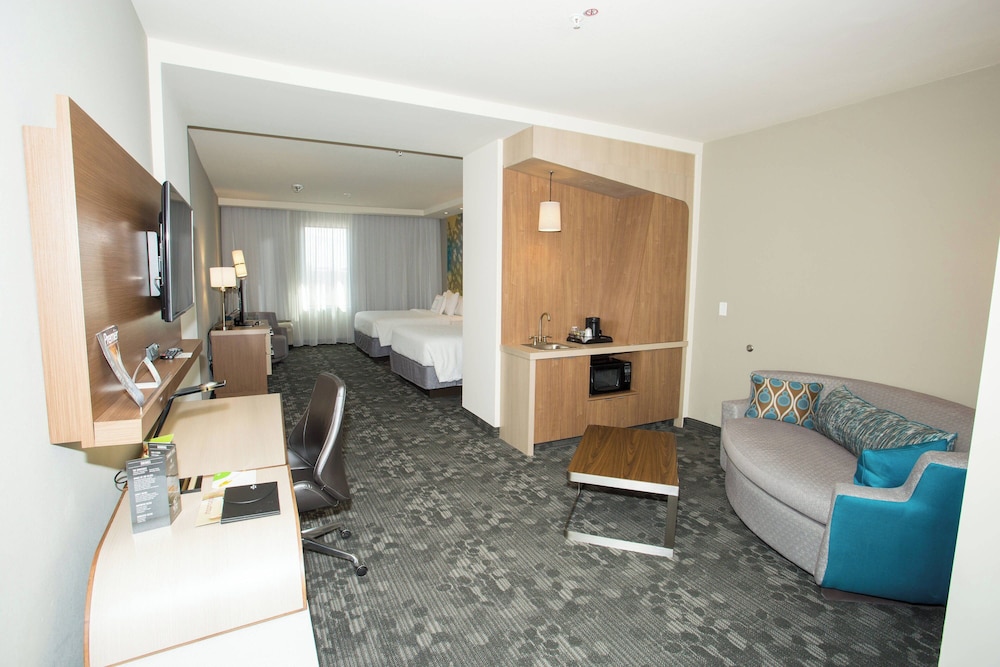 Suite, 2 Queen Beds photo 2