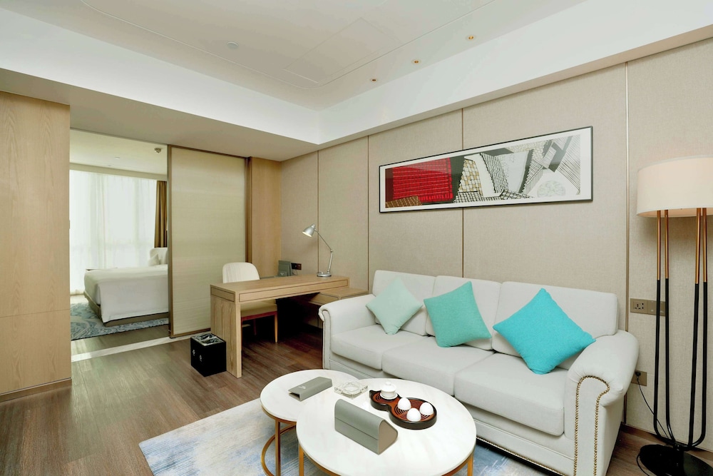 Deluxe Suite, 1 King Bed, Non Smoking photo 2