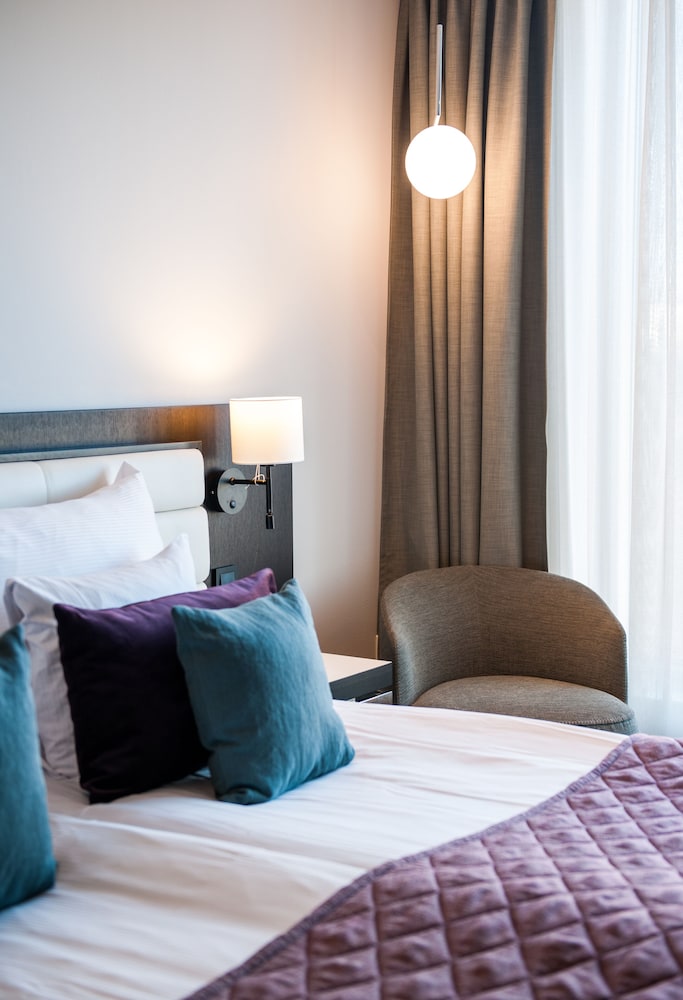 Deluxe Room thumbnail 6