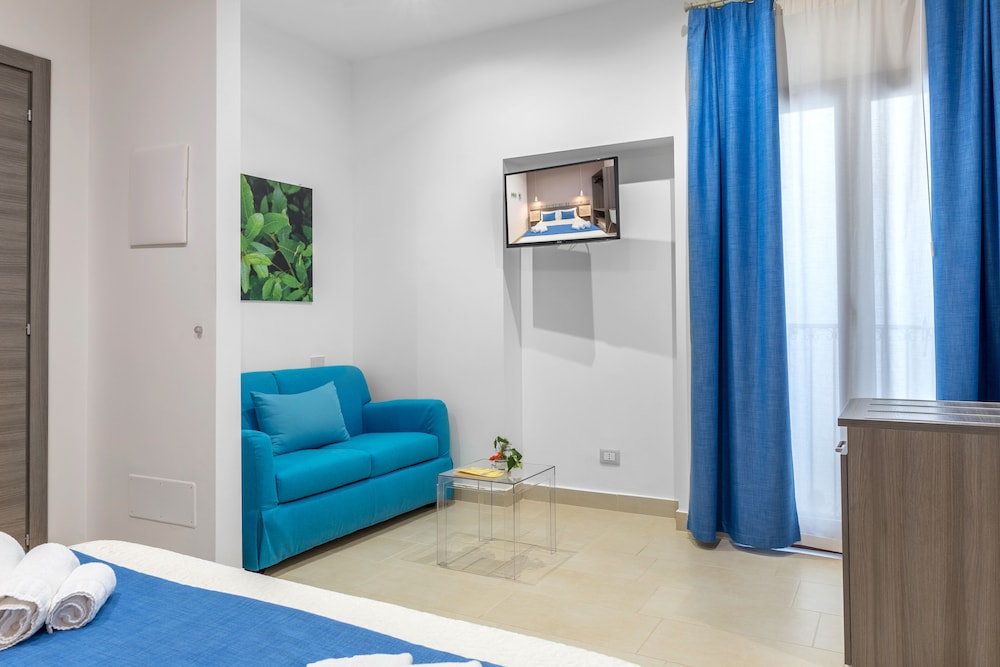 Deluxe Triple Room, 1 Bedroom, Refrigerator photo 3