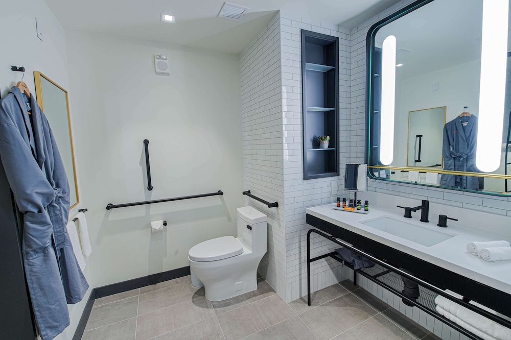 Suite, 1 King Bed, Accessible (Roll-In Shower, Mobility & Hearing) - Photo 2