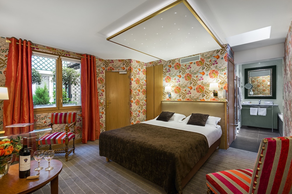 Deluxe Room, 1 Queen Bed, Bathtub