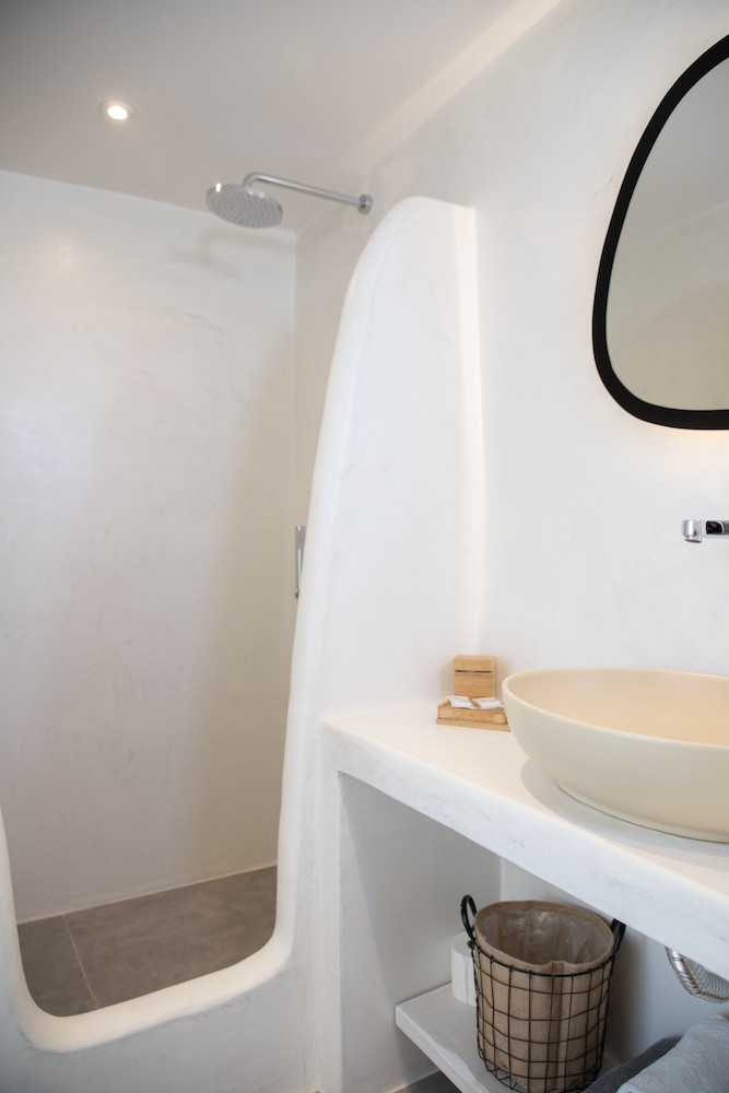 Deluxe Cliff Suite with Caldera View and Outdoor Hot Tub - Photo 20