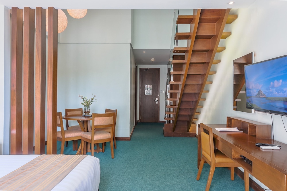 Loft - Photo 1