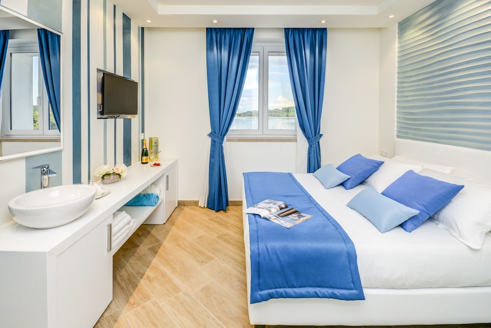 Panoramic Suite, 1 Queen Bed, Lake View, Tower