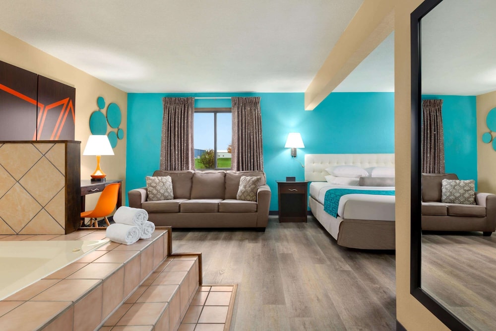 Deluxe Studio Suite, 1 King Bed, Non Smoking photo 3