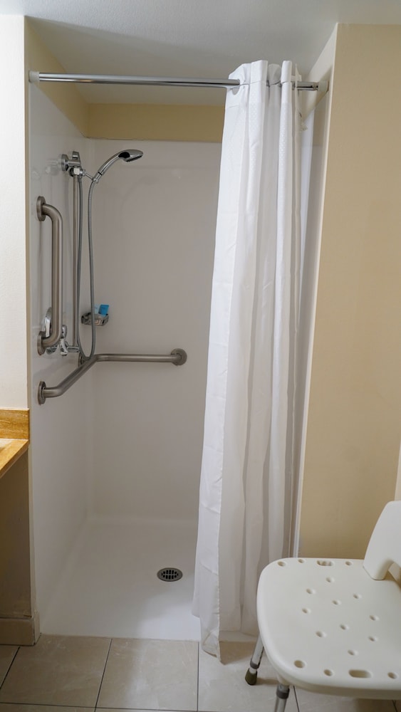 Grand Room, 1 King Bed, Accessible (Deluxe) - Photo 5