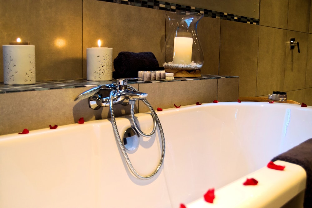 Honeymoon Suite photo 2