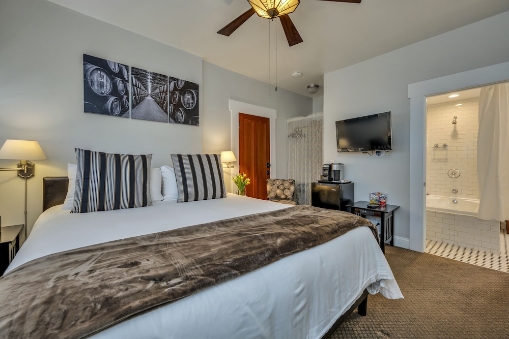 Luxury Room, 1 King Bed, Patio (Spring) photo 2