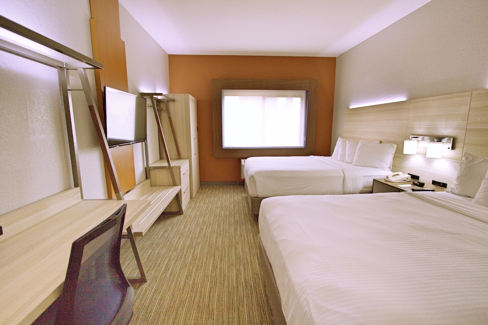 Standard Room, 2 Queen Beds - Photo 2