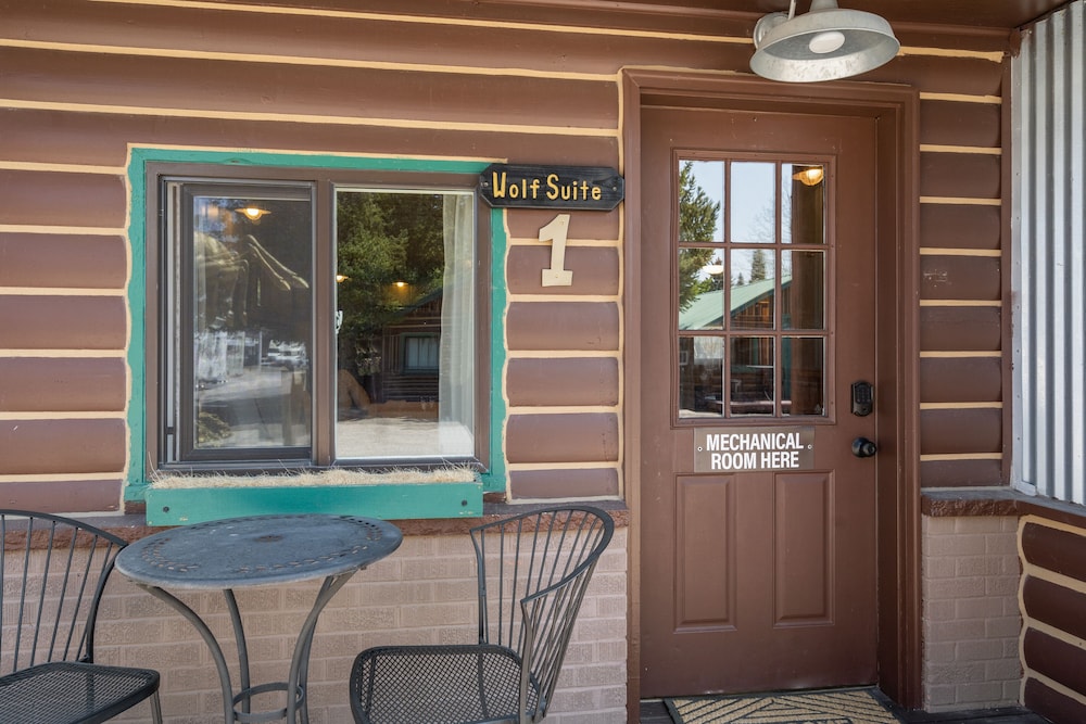 Wolf Suite photo 2