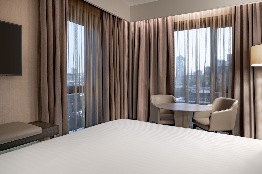 Superior Room, 1 King Bed photo 3
