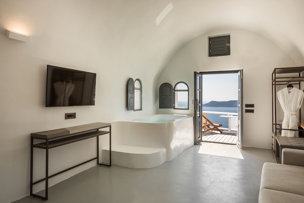 Exclusive Suite, Jetted Tub (Cave) - Photo 3