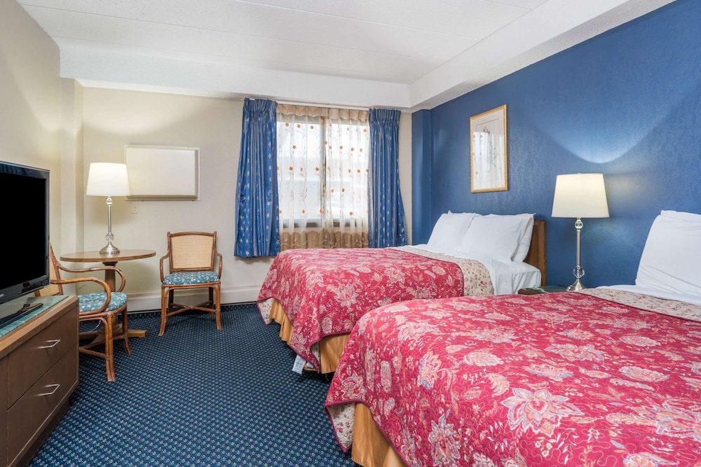 Room, 2 Queen Beds - Photo 2
