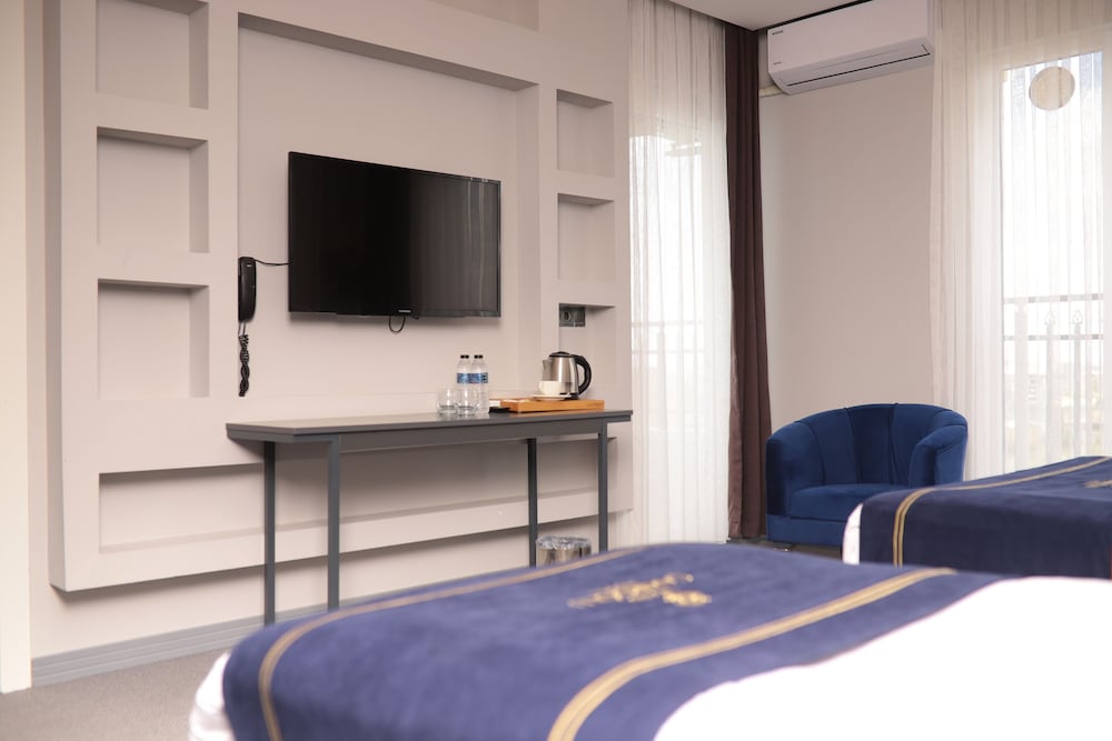 Deluxe Suite, Multiple Beds, Smoking, City View