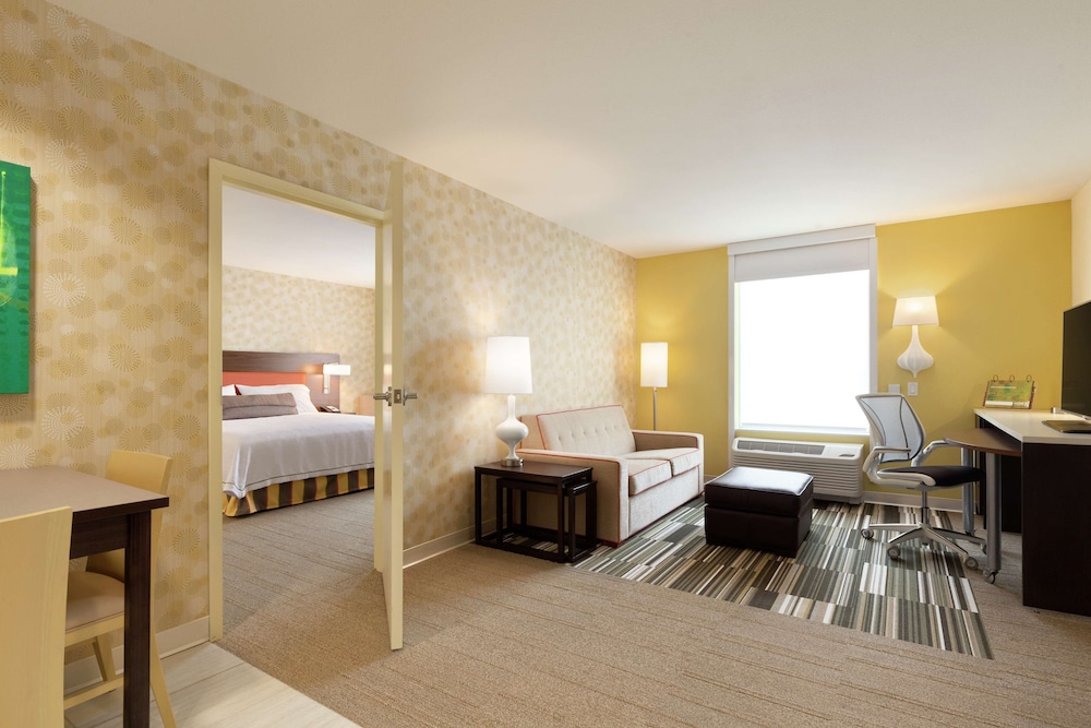 Suite, 1 King Bed, Accessible (Roll-in Shower) photo 2