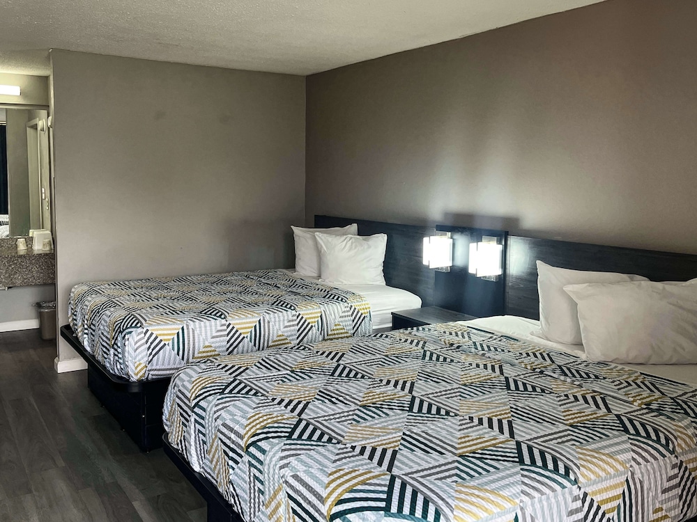 Deluxe Room, 2 Queen Beds, Accessible, Smoking