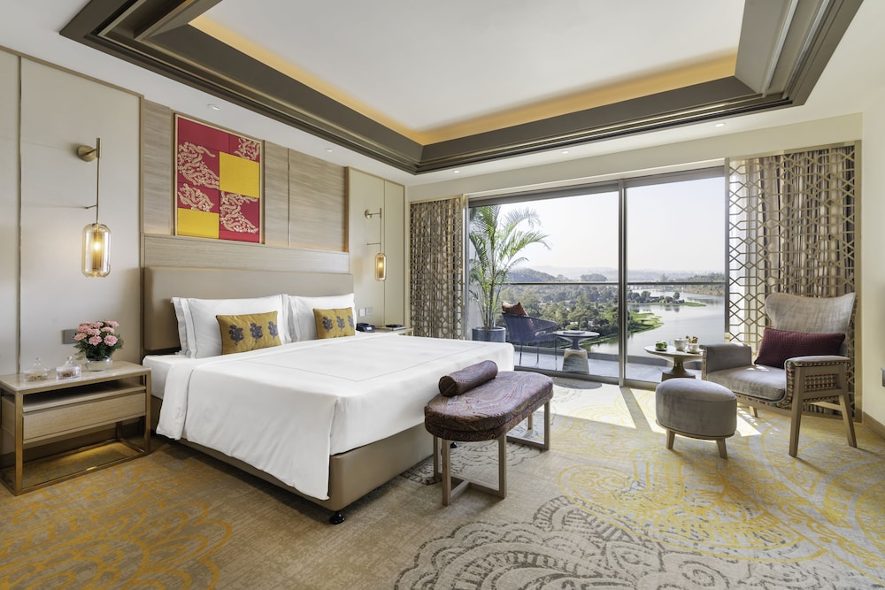 Luxury Grande King Bed, Lake View - Photo 1