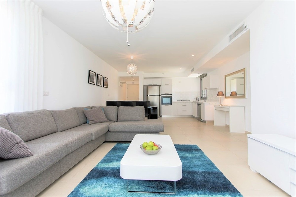Design Apartment, 3 Bedrooms, Sea View photo 2