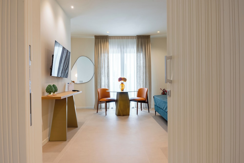 Design Suite, Partial Sea View