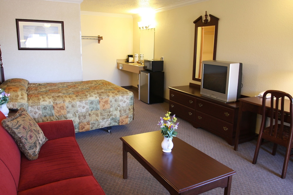 Suite, 1 Queen Bed (No Pets Allowed) photo 1