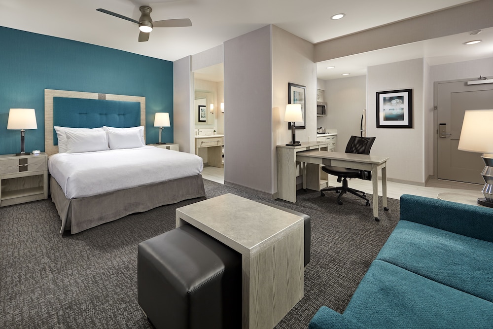 Studio, 1 King Bed, Accessible (Mobility & Hearing, Roll-In Shower) photo 2