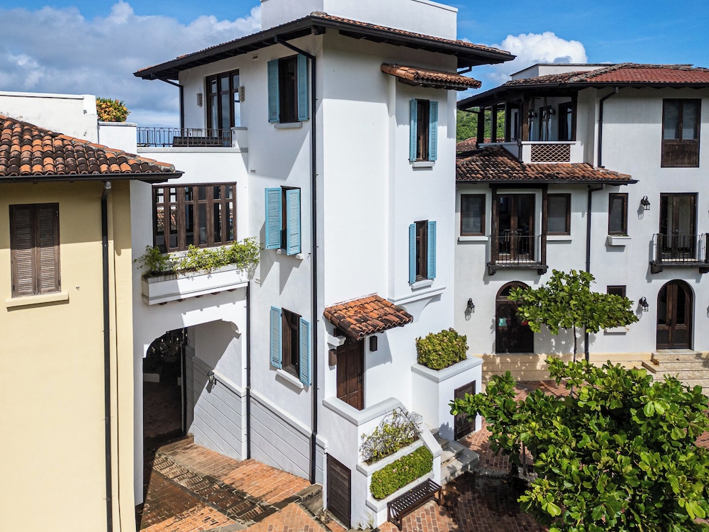 Deluxe Townhome, Multiple Beds, Terrace, Partial Ocean View (9 Calle la Ronda | 3 BR | 3.5 BA)